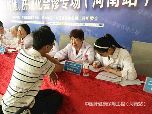 听说医生专场会诊,他早早就来到了现场;翟主任告诉他,病情康复的非常好,再坚持治疗两疗程左右就能完全康复